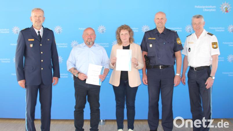 Polizei-Vizepräsident Thomas Schöniger verabschiedete das Ehepaar Monika und Harald Wagner (von links). Beide waren über 15 Jahre bei der Sicherheitswacht Tirschenreuth. Dank sagten auch Klaus Müller und Günther Burkhard (von rechts). Bild: PP Oberpfalz/exb