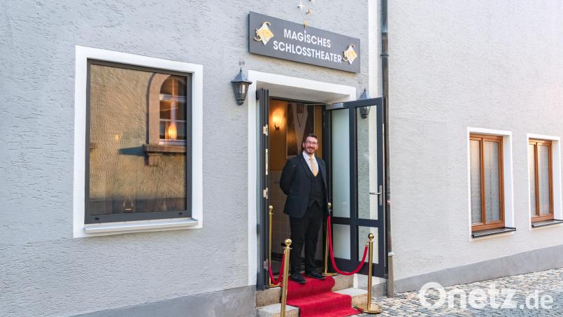 &quot;Hereinspaziert!&quot;: Der Bärnauer Marco Knott hat sein Magisches Schlosstheater in der Bärnauer Schloßgasse eröffnet. Bild: Susanne Forster