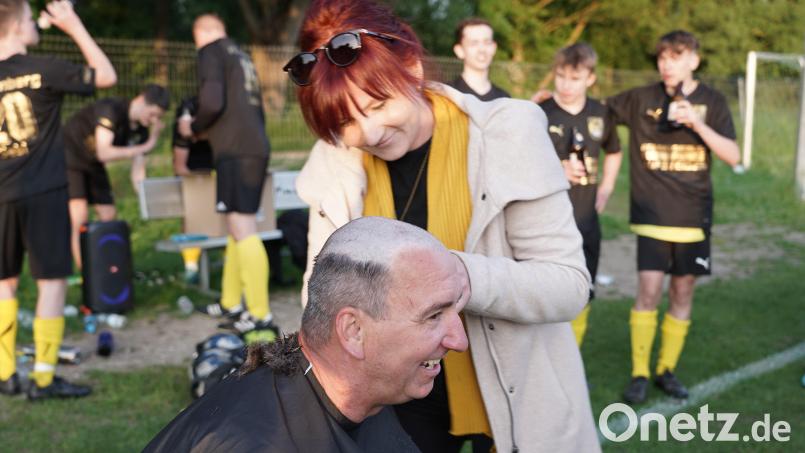 Friseurin Diana aus Edelsfeld setzt zum Kahlschlag an, Trainer Stefan Seemann nimmt's gelassen. Bild: Piet Pachulke
