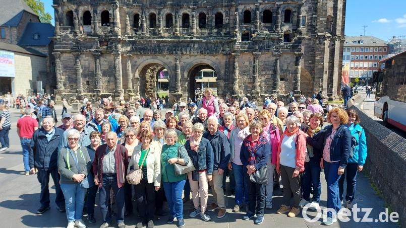 Die Reisegruppe des Landvolks aus dem Landkreis Neustadt/WN vor der berühmten Porta Nigra in Trier. Bild: Maria Pleyer