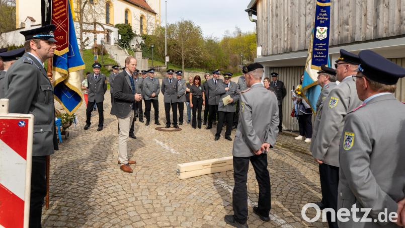 Beim Patenbitten der SKK Saltendorf lag bei den Wernberg-Köblitzer Kameraden der Balken zum Hinknien schon bereit. Bild: Eimer/exb