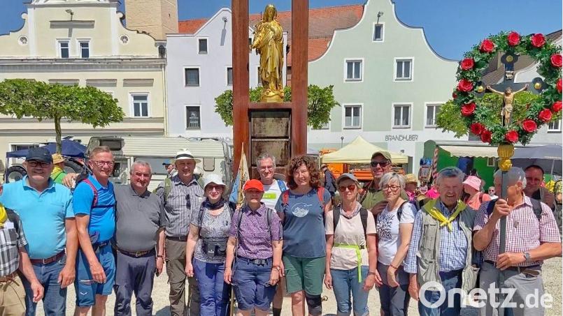 An der Regensburger Diözesanfußwallfahrt nach Altötting beteiligte sich auch eine Pilgergruppe der Pfarrei Waldsassen. Dritter von Links Pfarrer und Dekan Alfons Kaufmann, Zweiter von rechts Pilgerführer Bernhard Meiler. Bild: Ferdinand Sperber/exb