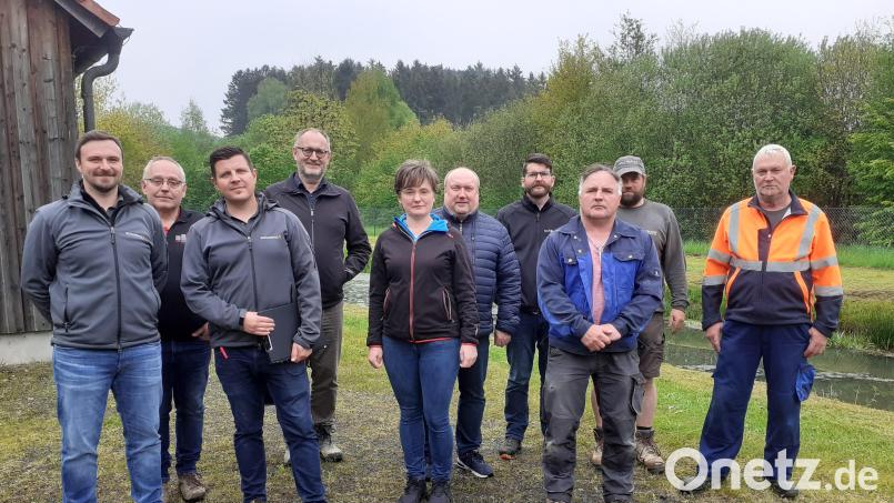 Die Abwasseranlage Muschenried/Haag wird saniert und modernisiert. Planer Günter Schwab (Vierter von links) skizzierte bei der Baustelleneinweisung im Beisein von Bürgermeisterin Sonja Meier (Mitte) und den Vertretern der Baufirmen die zeitlichen Abläufe. Bild: Zwack/exb