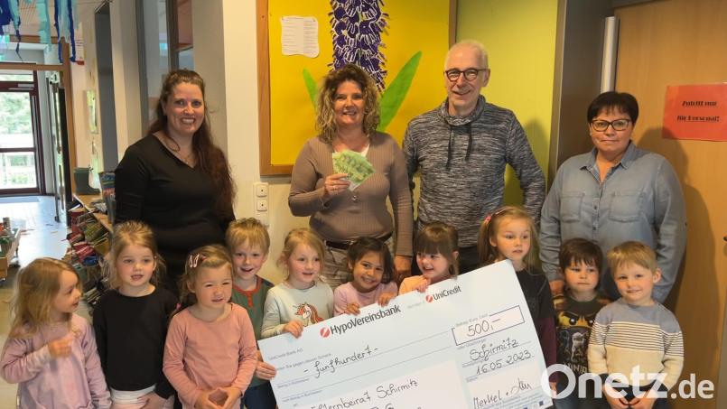 Die von der &quot;Detag-Schimmel&quot; gespendeten 500 Euro will der Kindergarten Schirmitz in ein neues Spielgerät investieren. Bild: bey