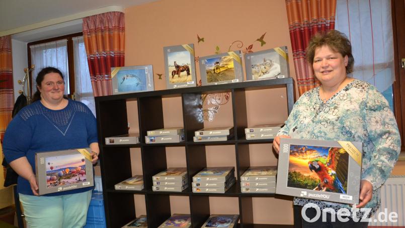 Die Bücherei-Leiterinnen Claudia Landgraf (rechts) und Kerstin Bodensteiner freuen sich über 30 gesponserte Puzzles. Bild: gi