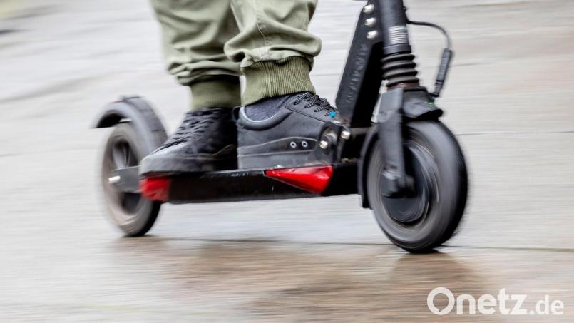Ein Mann fährt mit einem E-Scooter: Ein Amberger, der mit so einem Gefährt unterwegs war, hat jetzt Ärger bekommen. Bild: Christoph Soeder/dpa