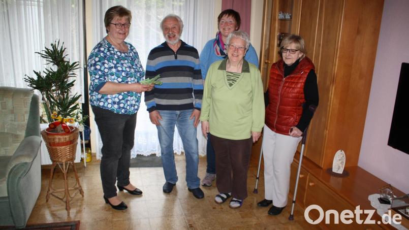 Hans Karl freut sich über 1.350 Euro, die KAB und Katholischer Frauenbund in der Pfarrei Burkhardsreuth für seine Aktion &quot;Für das Leben und die Hoffnung&quot; zusammengetragen hatten. Von rechts: Hildegard Petzak, Marianne Stabla (Leitungskreismitglieder KAB), Andrea Schwemmer (Leitungskreismitglied Frauenbund). Links Margit Buchfelder (Schatzmeisterin Frauenbund). Bild: bjp