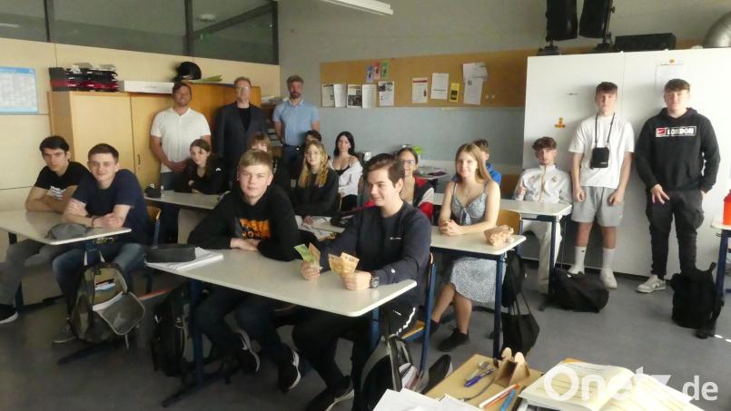 Thomas Ott (hinten rechts) übergibt der M 10b der Markus-Gottwalt-Schule ihr Preisgeld. Bild: rn