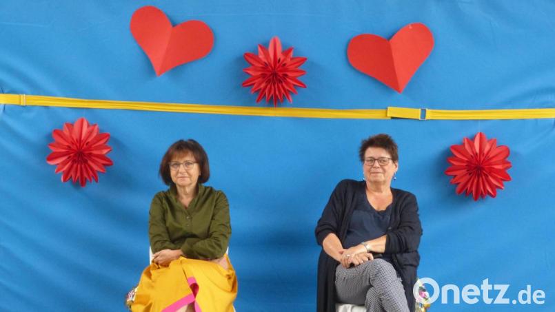 Ein herzlicher Abschied wurde den beiden Lehrkräften Christiane Böhm (rechts) und Sigrid Scharrer (links) bereitet. Bild: Grundschule Teunz/exb