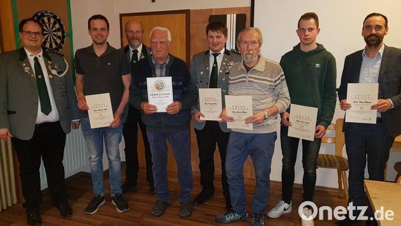 Schützenmeister Stefan Brandmiller (links) ehrt mit Gauvertreter Hans Kellner (Dritter von links) und Bürgermeister Armin Bulenda treue Mitglieder. Bild: gi