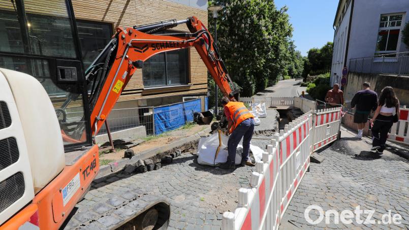 Links der Storg, rechts die Sparkasse: Die Adolph-Kolping-Straße kann bis 9. Juni nur von Fußgängern passiert werden. Hier werden Stromkabel für eine neue Trafostation verlegt. Bild: Wolfgang Steinbacher