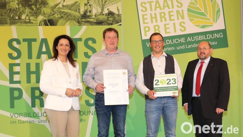 Ministerin Michaela Kaniber (links) und Gerhard Zäh (rechts), Präsident des Verbandes Garten-, Landschafts- und Sportplatzbau Bayern, überreichten den Staatsehrenpreis an Dominik Fischer (Zweiter von rechts) und Bastian Geppert (Zweiter von links). Bild: Jochen Henning, VGL Bayern/exb