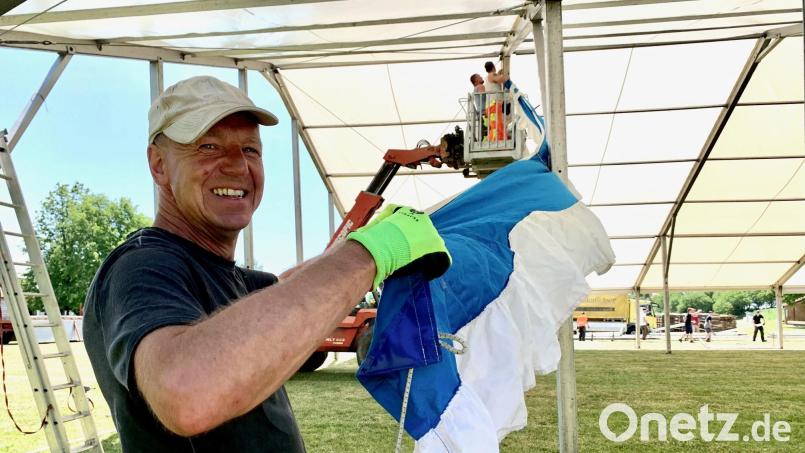 Mario Frischholz vom Flosser Bauhof hat Spaß bei der Arbeit. Rund 30 Helfer beteiligen sich am Mittwoch am Zeltaufbau in Floß. Bild: Gabi Schönberger
