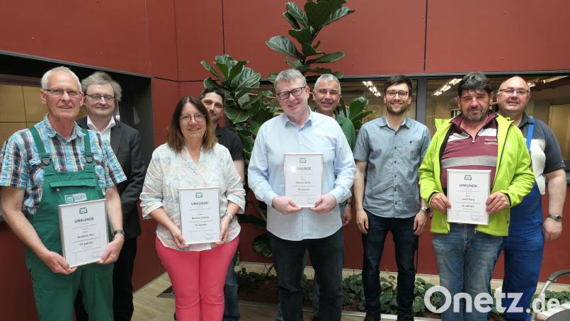 Verbandsdirektor Thomas Knoll (Zweiter von links) gratulierte zusammen mit Personalratsvorsitzenden Josef Bauer (rechts) und Vertretern der Abteilungen den Arbeitsjubilaren des ZMS, Andreas Gey, Martina Fröhler, Michael Diller und Josef Karg (mit Urkunden von links nach rechts) zu ihren Betriebsjubiläen. Bild: Stefan Karl/exb