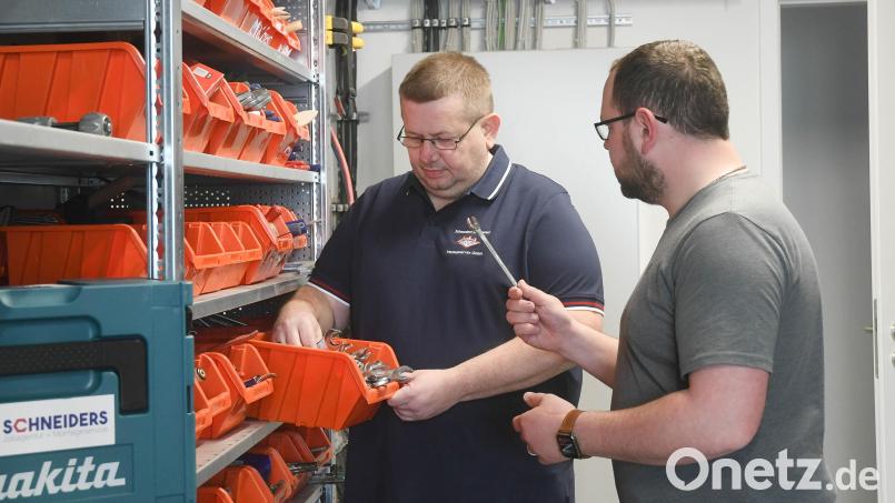 Im Werkzeug-Lager von Schneiders Jobagentur und Montageservice werden die Zweierteams mit allem ausgestattet, was sie für ihren Einsatz auf den Großbaustellen benötigen. Bild: Gabi Schönberger