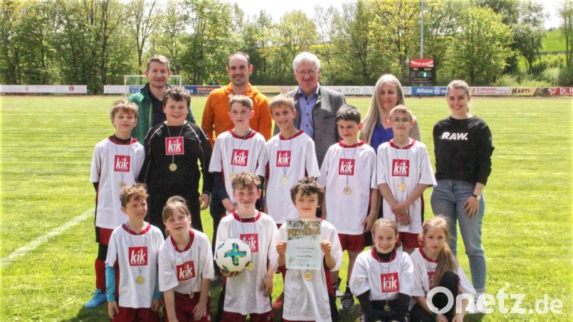 Die Mannschaft der Grundschule Mähring war Sieger im Fußballturnier &quot;Klassenmeister&quot; der Grundschulen im Landkreis Tirschenreuth. Mit auf dem Bild (von links, hintere Reihe) Elternbeiratsvorsitzender Martin Gallersdörfer, Fachwart Sebastian Antony, Bürgermeister Johannes Reger und Rektorin Sabine Graser. Bild: njn