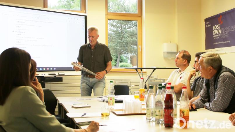 Ein Programmpunkt von vielen: Die &quot;Special Olympics&quot;-Fackel, die Thomas Fritsch, der Leiter des &quot;Host Town&quot;-Organisationskomitees, vorstellte, wird beim Bayerischen Abend in Pirk eine nicht unwesentliche Rolle spielen. Bild: Landgraf/exb