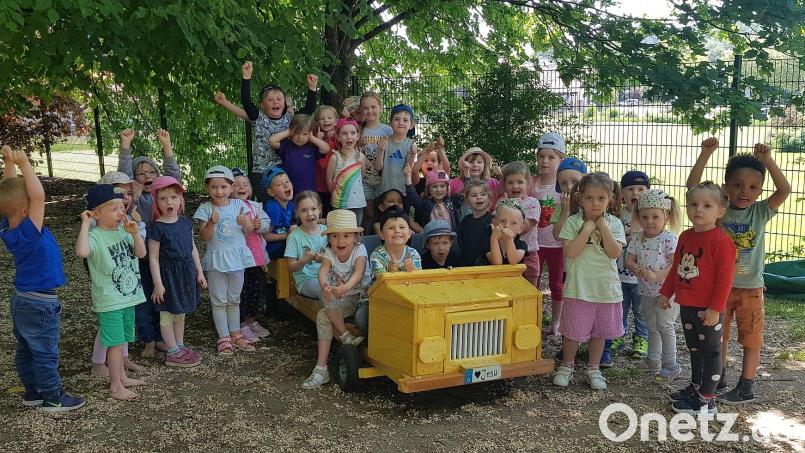 Ein gelbes Auto bereichert nun den Spielefundus des Herz-Jesu-Kindergartens. Die Kleinen sind begeistert. Bild: mfh