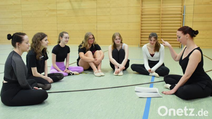Vor der Praxis kommt auch beim Ballett die Theorie. Sylvia Brauneis (rechts) bespricht vor dem Training mit ihren Schülerinnen den Ablauf. Bild: ubb