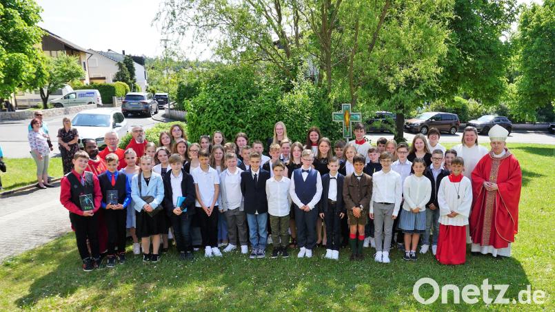 Die 41 Firmlinge der Pfarreiengemeinschaft Theuern-Ebermannsdorf/Pittersberg nach ihrem Festgottesdienst. Mit dabei Weihbischof Reinhard Pappenberger (rechts), daneben Gemeindereferentin Kathrin Blödt und Praktikantin Elena Weniger sowie (links) Pfarrer Sagai und die Ruhestandsgeistlichen Josef Beer und Josef Dotzler. Bild: wec