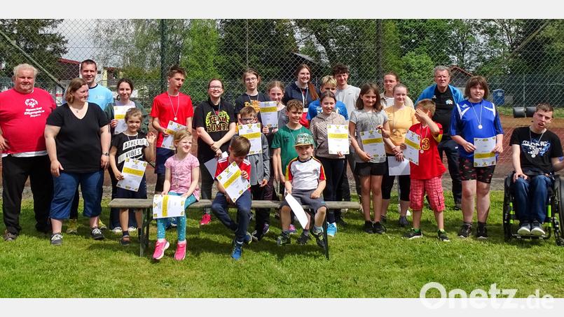 Bei einem inklusiven Wettbewerb in Mitterteich gab es nur Sieger. Die Teilnehmer wurden mit Urkunden belohnt. Bild: Netzwerk Inklusion Landkreis Tirschenreuth/exb