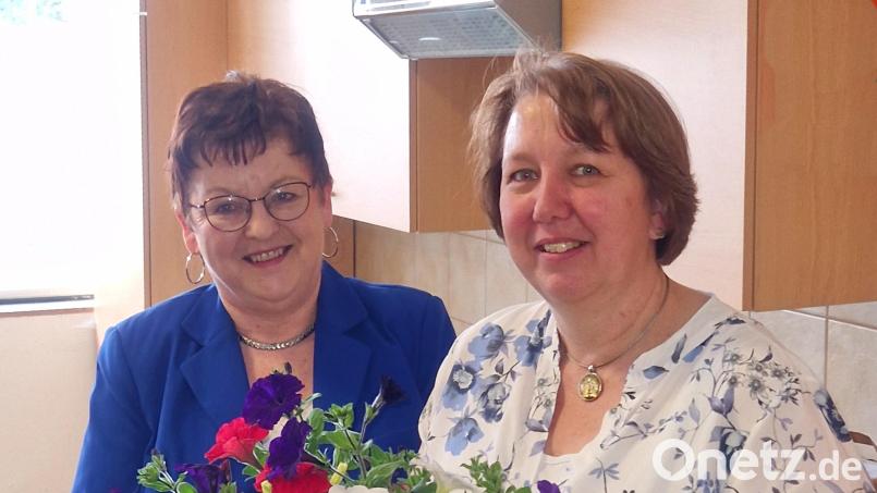 Strahlende Gesichter beim VdK-Ortsverband: Mit Petra Dietl (rechts) konnte eine Vorsitzende gefunden werden. Mit auf dem Bild die bisherige kommissarische Vorsitzende Brigitte Scharf (links). Bild: njn