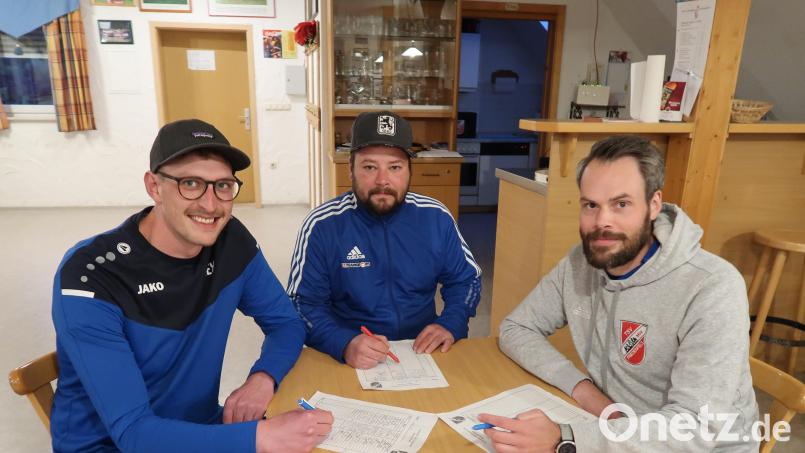 Der TSV Friedenfels und die SG Fuchsmühl gehen im Fußball künftig gemeinsame Wege. Die Gründung einer Spielgemeinschaft ab der Saison 2023/24 unterzeichneten (von links) Maximilian Ströll, Philipp Gerg (beide Fuchsmühl) und Christian Härtl im Sportheim des TSV Friedenfels. Bild: bsc