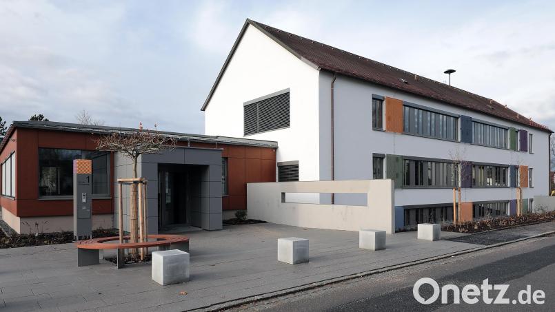 227.000 Euro hat die Stadt übrig, die sie für Strom- und Gaskosten in diesem Jahr eingeplant hatte. Das Geld soll gleich wieder in zehn kleinere Projekte fließen. Auch an der Schule in Ammersricht soll etwas für die Energieeffizienz gemacht werden. Bild: Wolfgang Steinbacher