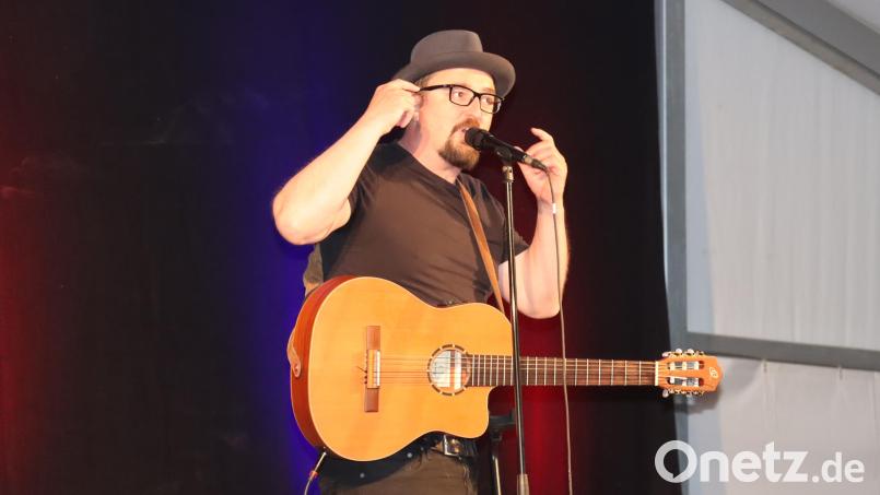 &quot;Ganz Ohr&quot; waren die Zuschauer bei den humorigen Binser-Geschichten. Bild: frd