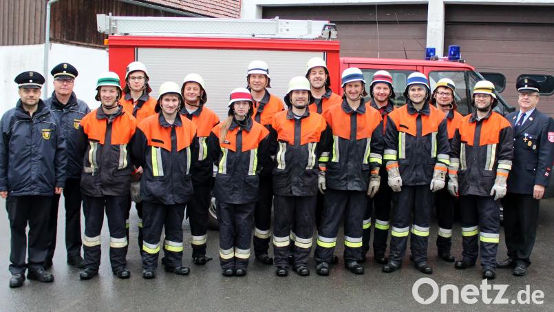 Einer Leistungsprüfung stellen sich Aktive der Feuerwehr Adlholz (von links): Kreisbrandmeister Michael Iberer, Kreisbrandinspektor Christof Strobl, Gruppenführer Michael Götz, Benedikt Wismet, Klaus Meiler, Karl Graf, Nadine Winklmann, Maschinist Christian Winklmann, Peter Ebensberger, Matthias Köstler, Florian Siegler, Matthias Siegler, Manuel Heindl, Daniel Weiß, Markus Kilp und Kommandant Reinhard Bauer. Bild: Markus Rauscher/exb
