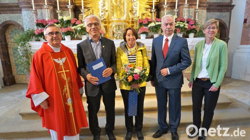 Pfarrer Slawomir Niemczewski (links). Kirchenpfleger Martin Sollfrank (Zweiter von rechts) und die Sprecherin des Pfarrgemeinderates, Agnes Graf (rechts), zollen Gerd und Gabi Tschaffon (Zweiter und Dritte von links) Dank und Anerkennung. Bild: tra