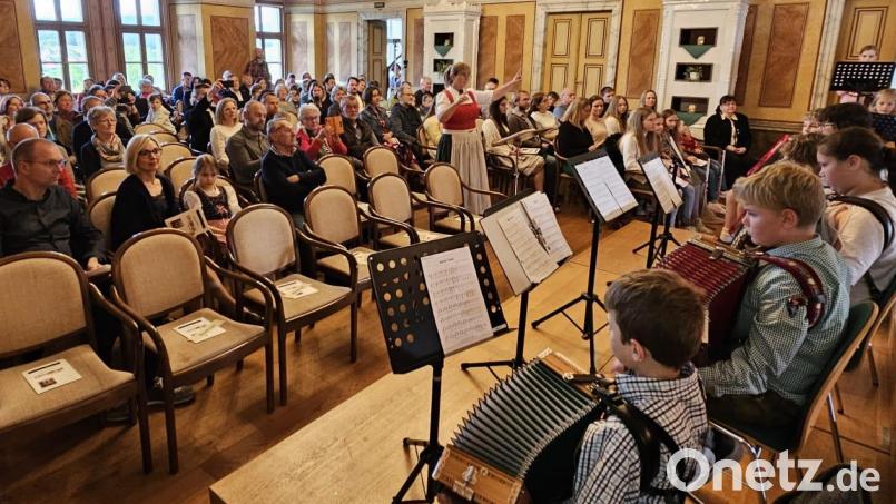 Eine gute Entscheidung: Die Musikschule präsentierte sich zum Jubiläum mit einem Volksmusikabend. Bild: Georg Schmid/exb