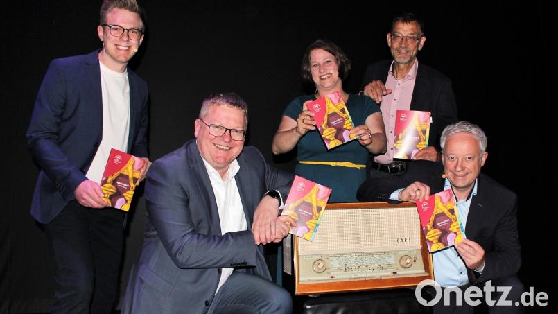 Symbolisch für den 12. Oktober 1978 steht das Radio im Mittelpunkt. Zur Programm-Vorstellung ertönte ein Ausschnitt der Theater-Eröffnungsrede von Altbürgermeister Franz Prechtl, die damals im Bayerischen Rundfunk live übertragen wurde. Im Jubiläumsjahr sind noch mehr dieser Überraschungen von Oberbürgermeister Michael Cerny, Stadttheater-Team Jonathan Danigl und Barbara Hauck, Kulturamtsleiter Reiner Volkert und Kulturreferenten Fabian Kern zu erwarten. Bild: Dagmar Williamson