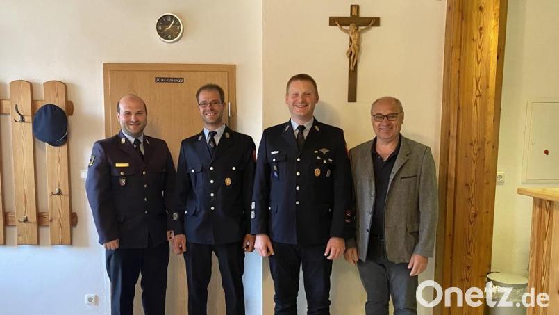 Die Feuerwehr Döllnitz kann weiter auf ihre beiden Kommandanten bauen. Bild: Yasmin Kellner-Hartwig/exb
