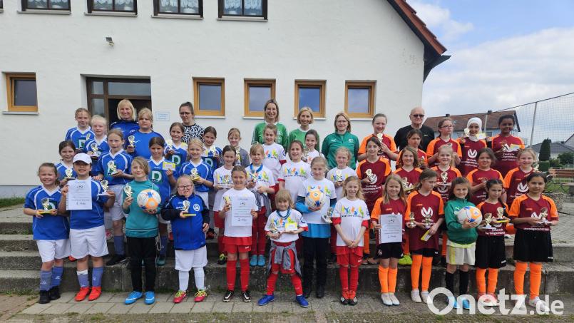 Die drei Mädchen-Mannschaften nach der Landkreismeisterschaft der Grundschulen auf dem Sportgelände des FV Vilseck: die Siegerinnen aus Auerbach (links), die zweitplatzierten Poppenrichterinnen (Mitte) und die Vilseckerinnen auf dem dritten Platz (rechts). Bild: khg