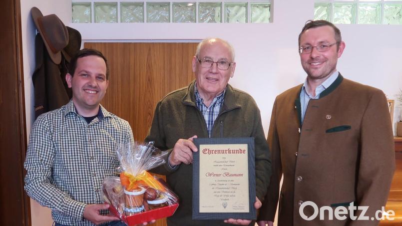 Bei einer Hegegemeinschafts-Versammlung wird der langjährige Leiter Werner Baumann (Mitte) durch Vorsitzenden Matthias Neugebauer (rechts) und seinen Stellvertreter Sebastian Mattner (links) geehrt und verabschiedet. Bild: rha