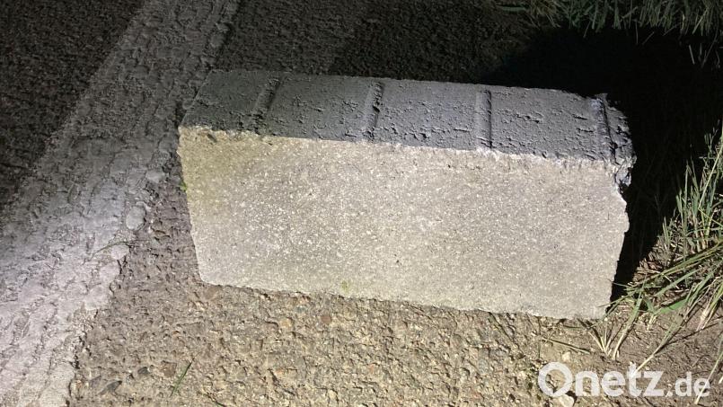Über diesen großen Pflasterstein, der im Gemeindebereich von Poppenricht auf der Staatsstraße 2120 lag, ist ein 38-jähriger Autofahrer gefahren, wodurch sein Fahrzeug erheblich beschädigt wurde. Bild: Polizeiinspektion Sulzbach-Rosenberg/exb