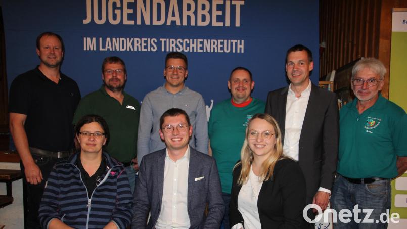 Das neu gewählte Führungsteam des Kreisjugendrings. Sitzend von links Barbara Neugirg, Max Sille rund Katja Bloßfeldt, stehend von links Johannes Schmid, Stefan Zant, Lukas Üblacker, Thomas Salomon, Andreas Malzer und Bruno Kraus. Bild: kro