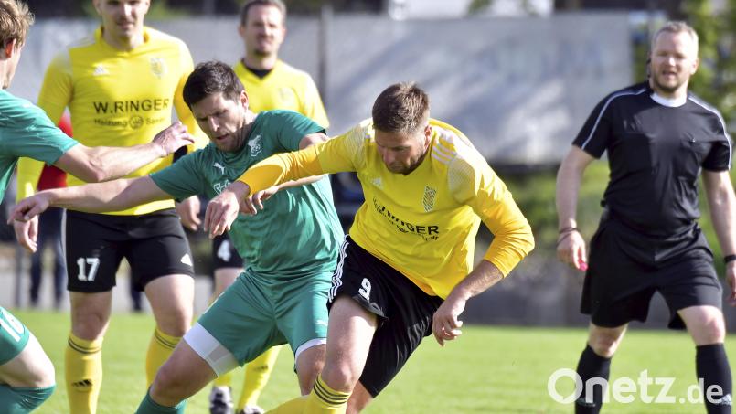 Der Hahnbacher Torjäger Manuel Plach (rechts) wird in dieser Szene von Peter Schecklmann (links) vom 1. FC Schlicht attackiert. Die beiden Clubs lieferten sich einen erbitterten Zweikampf um Platz zwei der Bezirksliga Nord, den Hahnbach schließlich mit einem Punkt Vorsprung gewann. Archivbild: Hubert Ziegler