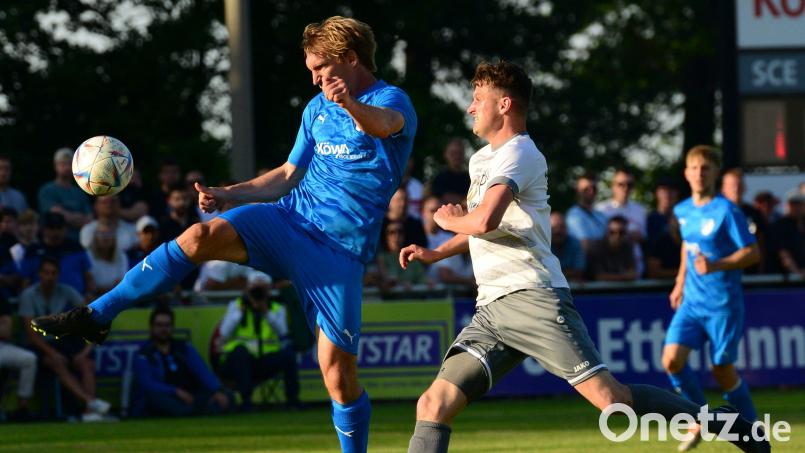 Der Ettmannsdorfer Florian Tausendpfund (links) vor SpVgg-SV-Stürmer Josef Rodler: Am Samstag am Wasserwerk kämpfen beide wieder um den Ball – und den Einzug in die zweite Relegationsrunde. Bild: ham