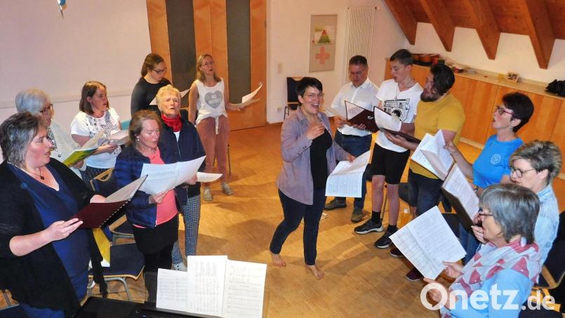 Der Evangelische Chor Speichersdorf probt für Kirchentag 2023. Bild: whü