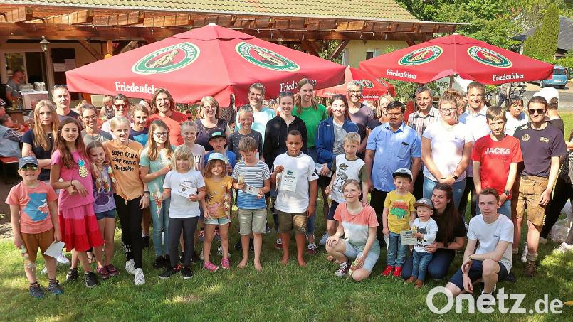 Mit Gutscheinen wurden die Sieger des Spiele- und Familiennachmittags beim Friedenfelser Pfarrfest ausgezeichnet. Es gratulierten Pater Martin (mittlere Reihe, Vierter von rechts) und die beiden Vorsitzenden des Pfarrgemeinderats, Uwe Heider und Alexandra Kaßeckert (hinten, Sechster und Fünfte von rechts). Bild: bsc
