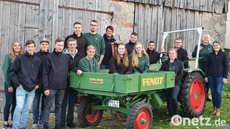 Junge Leute mit Spaß an alten Maschinen: Vor zehn Jahren gründete sich die Feilersdorfer Oldtimerjjugend, für 11. Juni lädt sie wieder zum Oldtimertreffen nach Feilersdorf ein. Bild: bjp