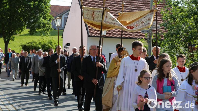 In der Filialgemeinde Trisching gehört es zur Tradition eine Flurprozession an Pfingsten durch die Ortschaft zu unternehmen. Bild: Altmann/exb