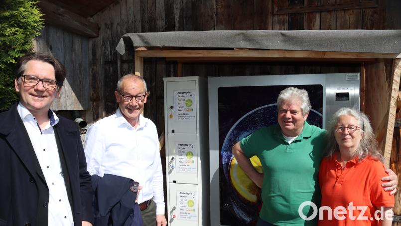Markus Windisch (von links) vom Bayernwerk übergibt an den Riedener Bürgermeister Erwin Geitner als Spende eine E-Bike-Ladestation, die an der Gaststätte &quot;Radlschupfa&quot; von Jürgen und Barbara Lipp direkt am Vilstalradweg aufgestellt wird. Bild: mrr