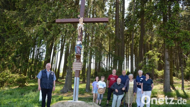 Am Pfingstmontag erhielt dieses Feldkreuz an der Bundesgrenze von Deutschland und Tschechien den kirchlichen Segen. Mit im Bild Bürgermeister Klaus Meyer (links) sowie die Familie Heinzl mit Gästen. Bild: jr