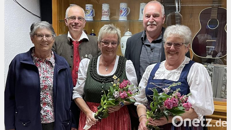 Drei neue Ehrenmitglieder hat der Stiftländer Heimatverein Wiesau ernannt. Im Bild (von links) Gudrun Arnold, Vorsitzender Gerhard Brabec, Edeltraut Klarner, Alfred Klarner als Vertreter der Marktgemeinde und Brigitte Weig. Bild: Laura Fröhler/exb