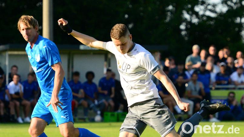 Niklas Lang (rechts) war der einzige Torschütze für die SpVgg SV Weiden beim Relegationshinspiel beim SV Schwandorf-Ettmannsdorf. Am Samstag steigt das Rückspiel im Weidener Sparda-Bank-Stadion. Bild: ham