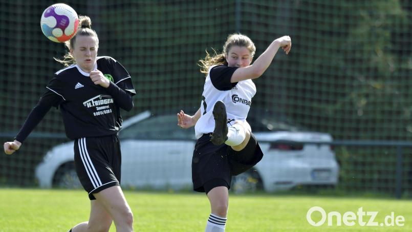 Anna Vogl (rechts) kehrt vermutlich wieder in den Kader des TSV Theuern zurück. Archivbild: Hubert Ziegler