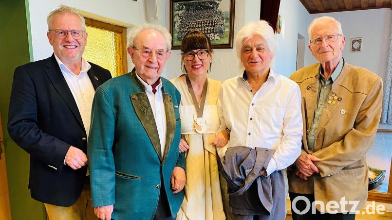 Oberbürgermeister Andreas Feller, Susanne Feller, Jagdfreund Josef Dirmeyer aus Neuenschwand und Jagdfreund Herbert Krauthann aus Schwandorf gratulierten dem Jubilar Josef Zilch (Zweiter von links) zu seinem 95. Geburtstag. Bild: Stadt Schwandorf/exb